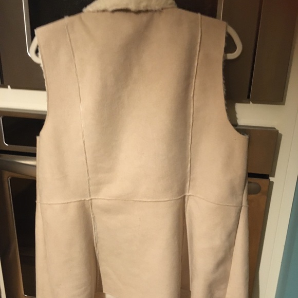 Chico’s Sherpa and suede beige vest. - Picture 2 of 2